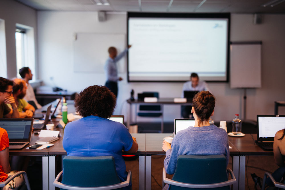 deelnemers-tijdens-nederlandstalige-power-bi-cursus